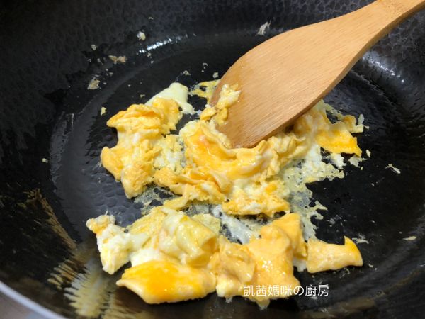 熱鍋、倒油1湯匙，超熟雞蛋、盛起備用。
