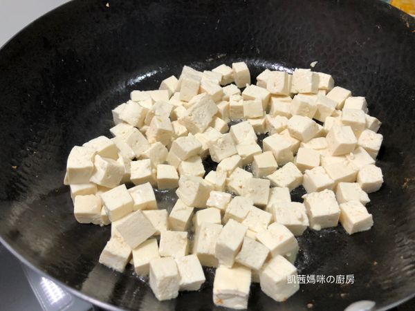原鍋將擦乾水份的豆腐丁，放入鍋煎；至表面微焦狀態。