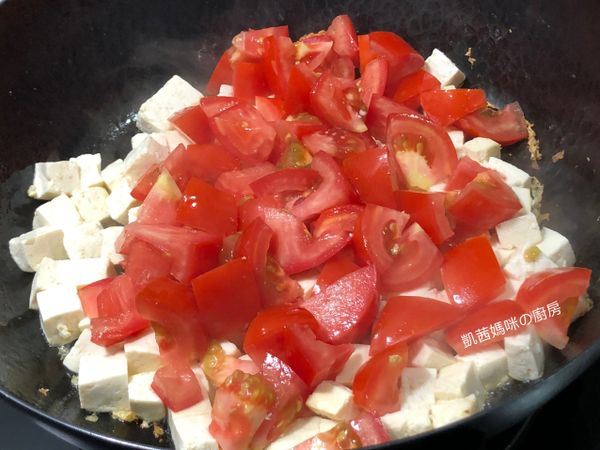 蕃茄塊入鍋拌炒，炒至蕃茄軟化、收汁。