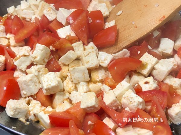 調味料加入、拌炒。