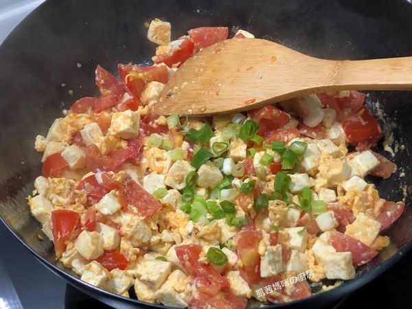 蔥花撒下鍋、滴上適量香油、熄火。