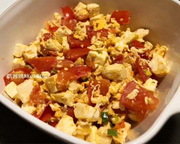 盛盤享用營養價值豐富的美食。