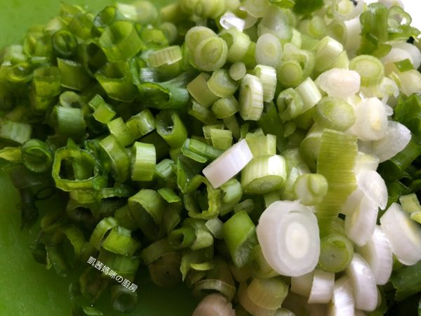 蔥洗淨、切成蔥花。