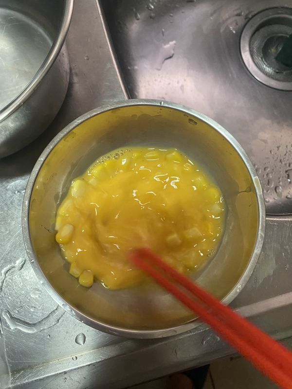 然後打一顆蛋加適量的玉米一起打成玉米蛋糊