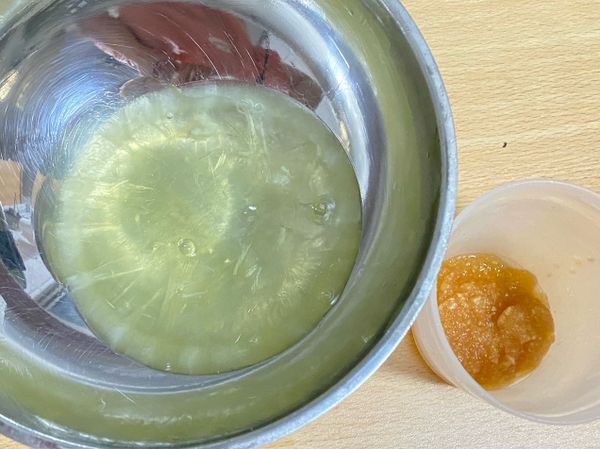 蛋白可以放入冷凍冰15分鐘幫助打發
⚠️放蛋白的容器需要無水無油

烤箱預熱90度
蛋白打發至硬性發泡
取1/3與蘋果泥切拌均勻
⚠️不能攪拌

再倒回剩下的蛋白切拌均勻
倒入裱花袋擠寶寶適合拿去的大小

進烤箱50分鐘 可脫離烘焙紙就可以✅