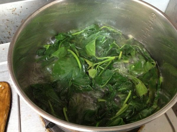 水滾將青菜放入拌一下