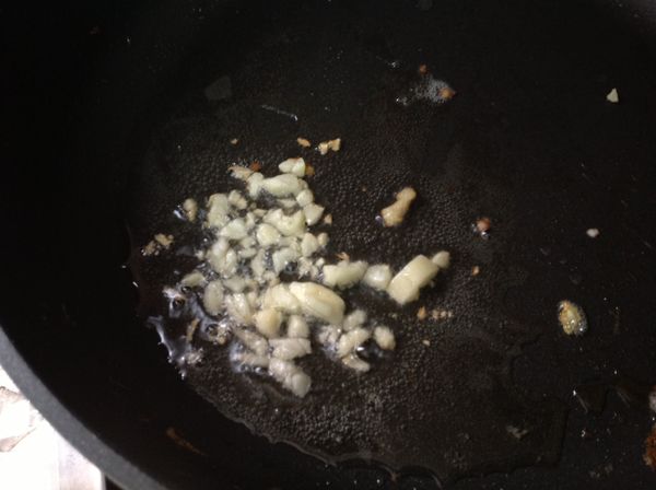 蒜頭切碎下油鍋爆香