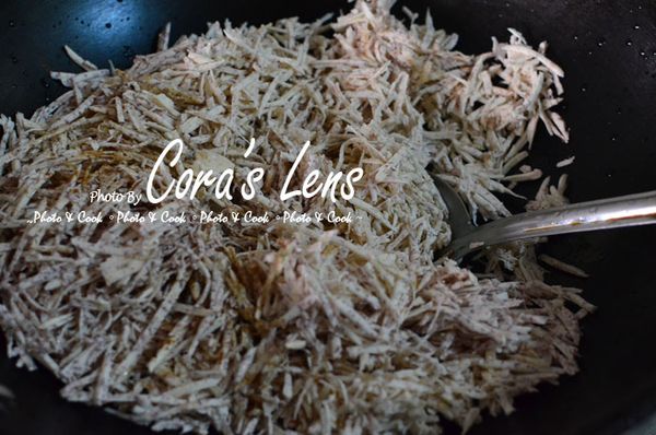 將芋頭刨成籤，加入[芋籤調味]拌一拌。(不開火)