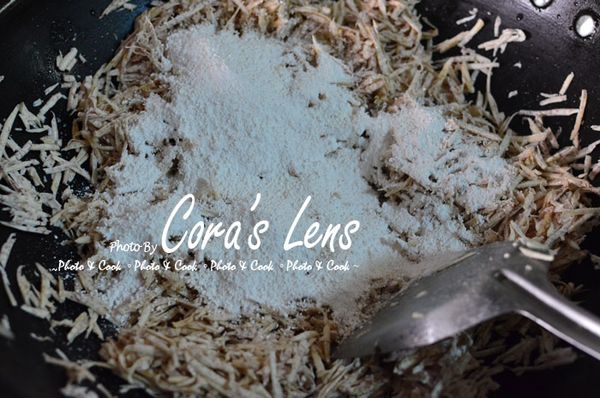 再加入1又1/3杯的地瓜粉，拌勻。拌好放五分鐘。