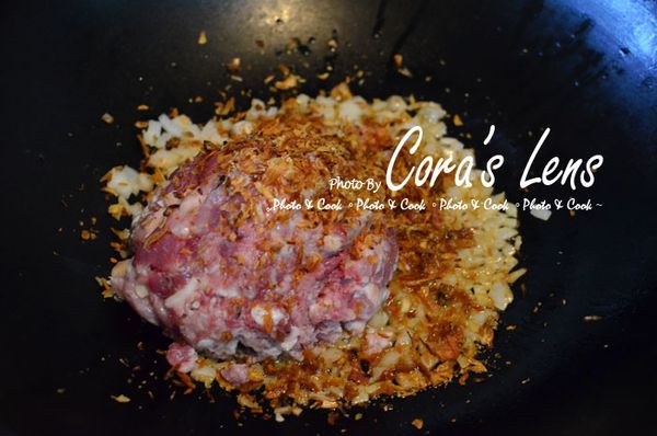 一大匙油炒香絞肉、油蔥酥、洋蔥，加入[肉燥調味]。