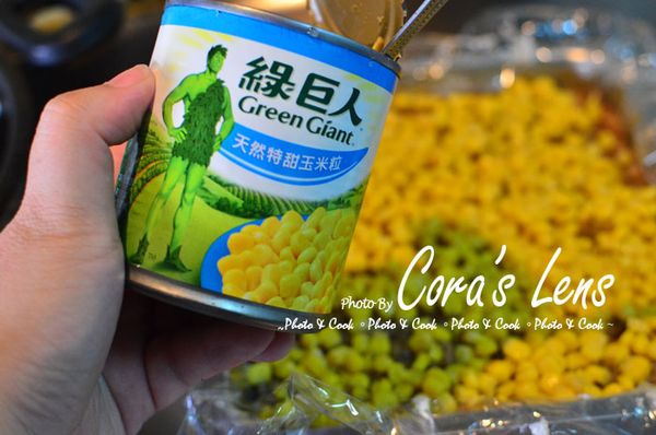 炒好的肉燥，放在作法四上，再放上一罐的[綠巨人玉米粒]，要乾乾的唷~。