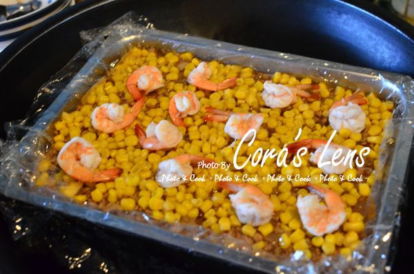 放入鍋內蒸、外圍水大約兩碗公、大火蒸35分後，先開鍋放蝦仁，蝦仁用[蝦仁醃料]醃好。再蒸3-5分鐘，蓋鍋關火，放涼一小時再切。