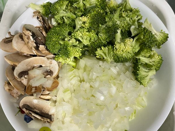 洋菇切片，洋蔥切丁，蒜頭切小丁，青花菜切小塊。