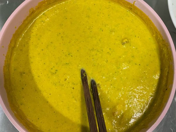 把南瓜泥加入蔬菜拌炒加熱，起鍋完成