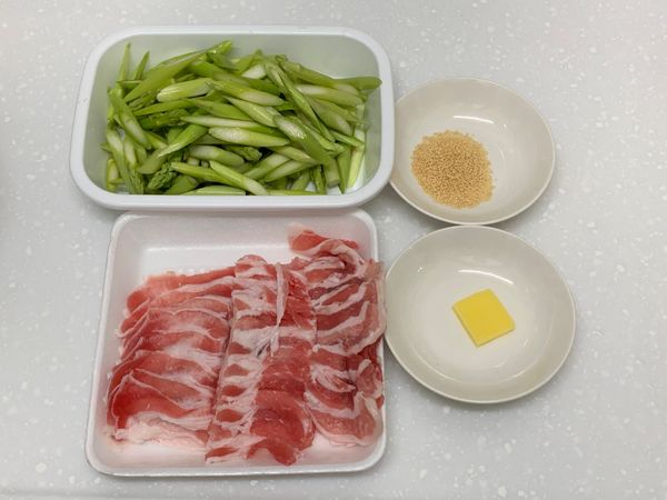 梅花肉片切4-5公分段，蘆筍掰去底部粗莖，切斜片備用。