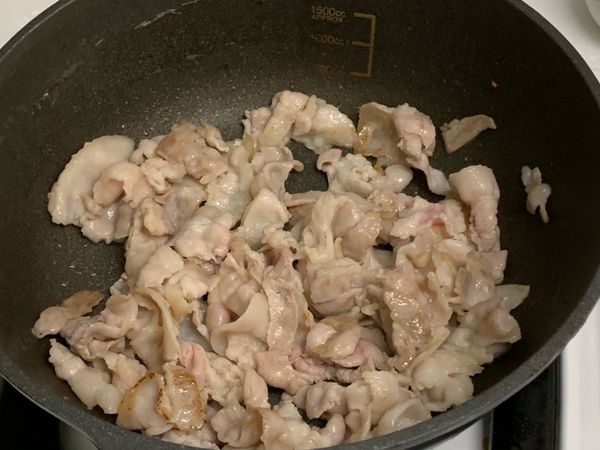 小火熱鍋，加入奶油，在奶油快溶完前，放入肉片，轉中火拌炒至變色。