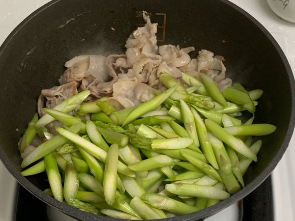 加入蘆筍拌炒均勻。