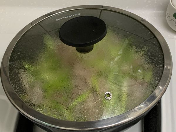 加米酒略翻鍋拌勻後，加蓋燜約30~60秒。