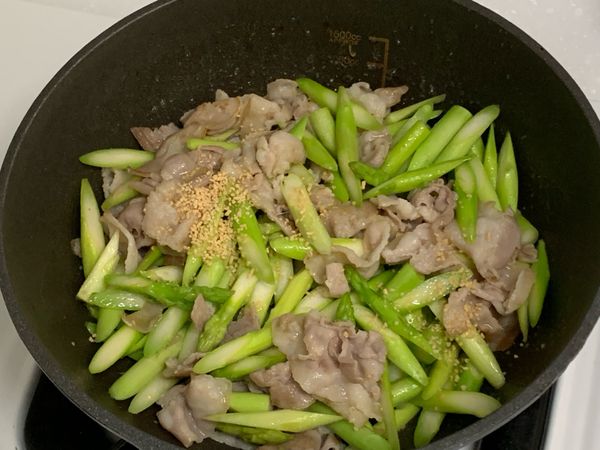 最後撒入干貝風味粉翻鍋拌勻即可。