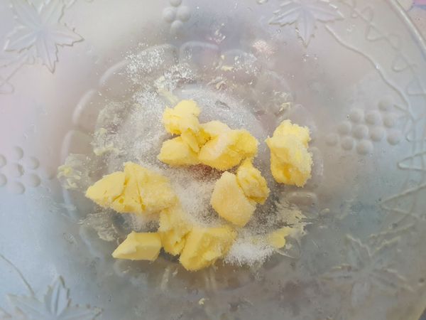 奶油在室溫下放軟，加入糖拌勻