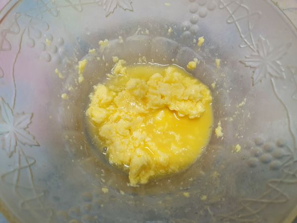 分次加入雞蛋拌勻