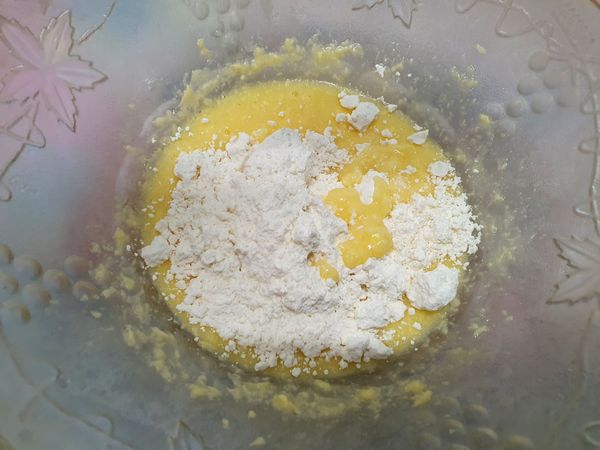 加入煉奶，分次加入麵粉拌勻