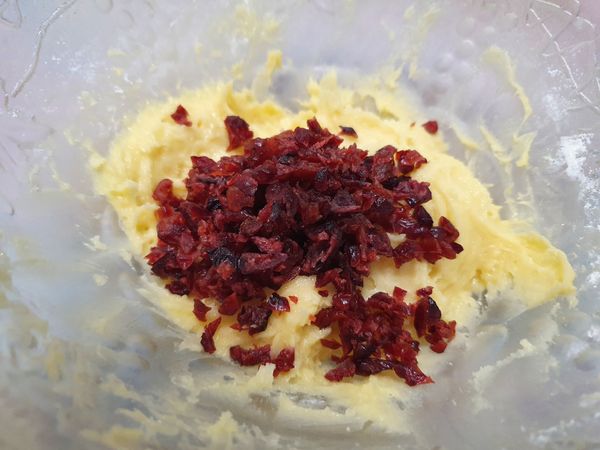 加入蔓越莓乾拌勻