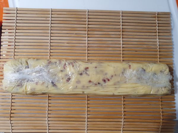 可用壽司簾塑型，放入冰箱冷凍約15分鐘