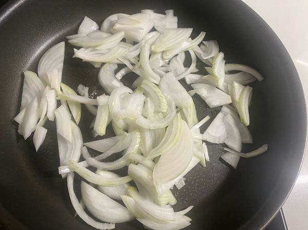 洋蔥切丁，熱油鍋炒至香氣出來盛盤備用。