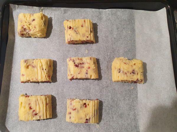 拿出來切片，烤箱180度預熱，全火烤約10分鐘，中間拿出來翻面，再烤5分鐘,最後可轉上火，200度再烤30秒