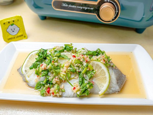 淋上調好的醬汁，並放上檸檬片裝飾，即可完成。