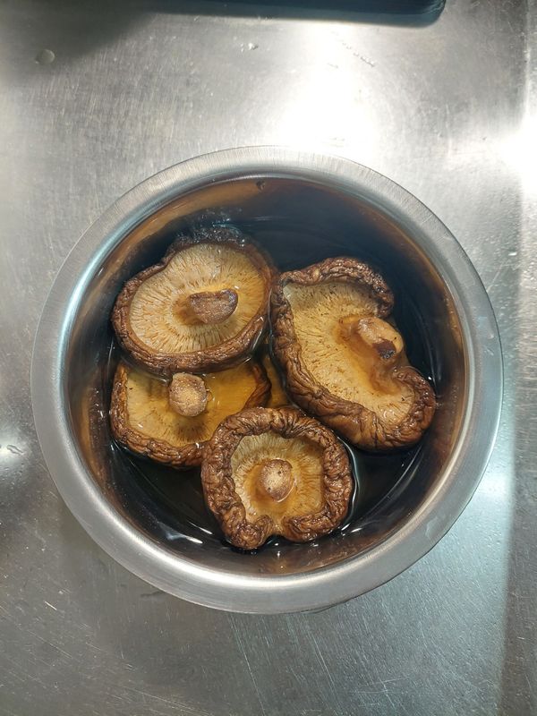 香菇洗淨、泡水20分鐘