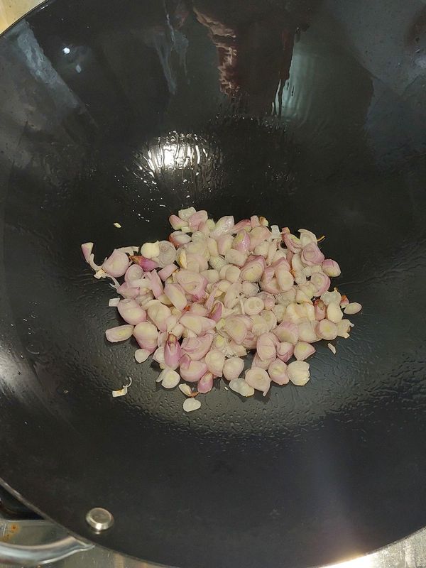 熱鍋，下紅蔥頭小火炒香