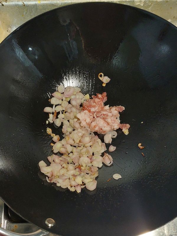 加入肥絞肉、八角一同爆香