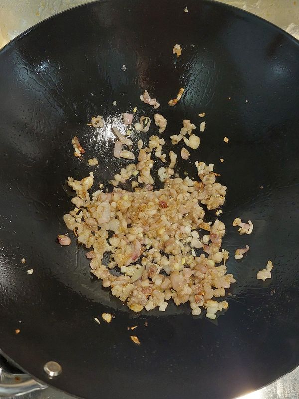 慢炒5分鐘至金黃，下香菇爆香1分鐘