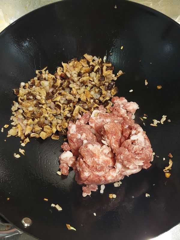 下豬絞肉，炒至變色