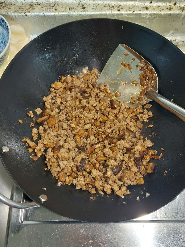 下米酒、醬油、醬油膏，拌勻後加入五香粉、胡椒粉、(冰糖)