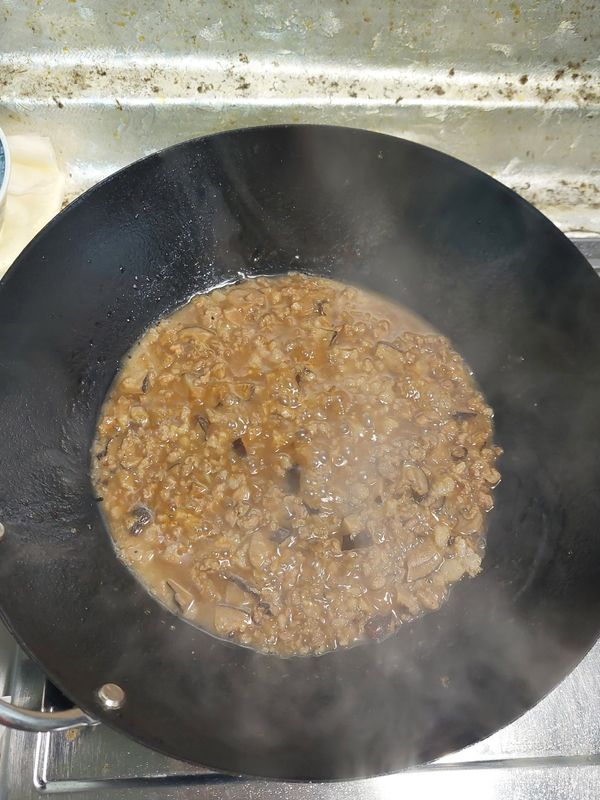 加熱水、水煮蛋，小火燜煮20~30分鐘