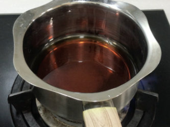 準備醬汁，小火加熱至糖溶化，放涼備用