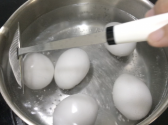 水煮到開始有小氣泡，加2茶匙鹽和1湯匙醋，水再煮沸把雞蛋加入鍋中，小沸煮6分鐘