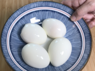 直至雞蛋完全冷卻後再剝殼