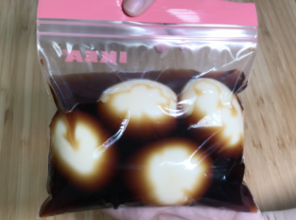 把雞蛋和醬汁放保鮮袋，醃12小時