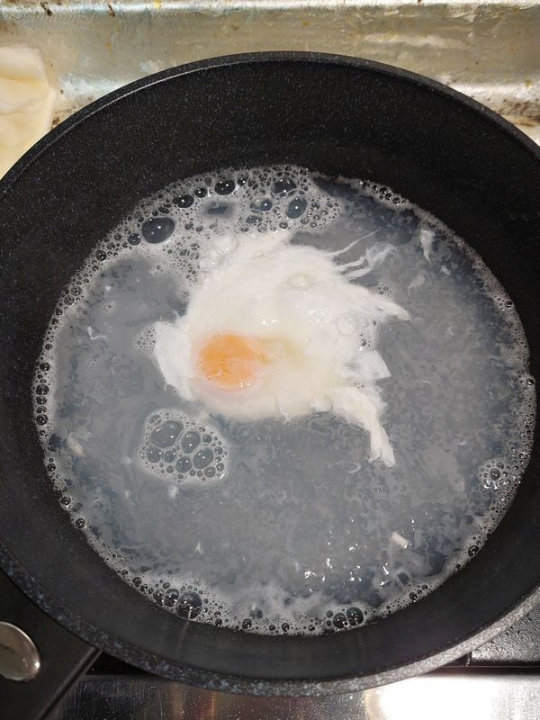 汆燙麵條和青菜