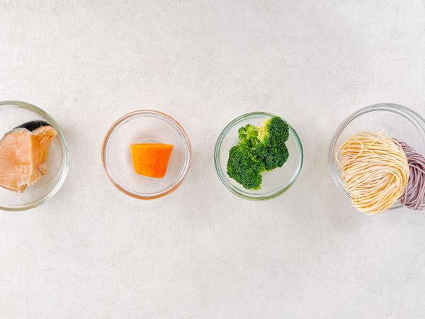 先將花椰葉才去梗，再切小朵狀