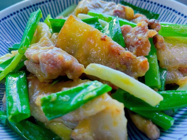 1️⃣先將味增醬挖一湯匙、
加入味霖、糖、水調和！
2️⃣起鍋先煎三層肉片🥓
待肉片香氣出來⋯
3️⃣倒入味增醬汁，並快速拌炒！
4️⃣青蔥全部一起放入翻炒！
立即關🔥、盛盤、享用！