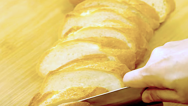 法國長棍麵包斜切成片備用，如為隔夜麵包需兩面均勻噴水，並將麵包分成三等份。