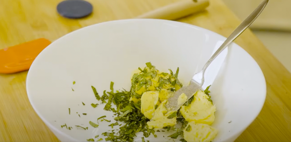 有鹽奶油條切適量放置常溫回軟，加入綜合香料、黑胡椒、羅勒葉或九層塔碎拌勻備用。