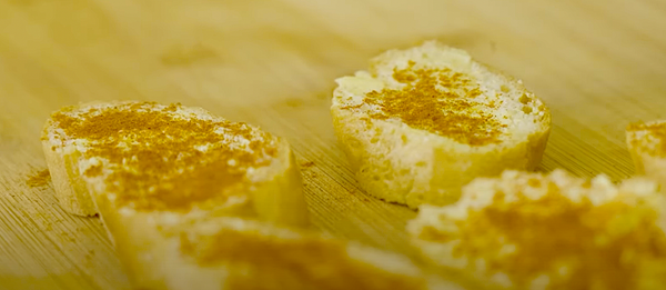 麵包片均勻抹上回軟的有鹽奶油，並輕灑上匈牙利紅椒粉。