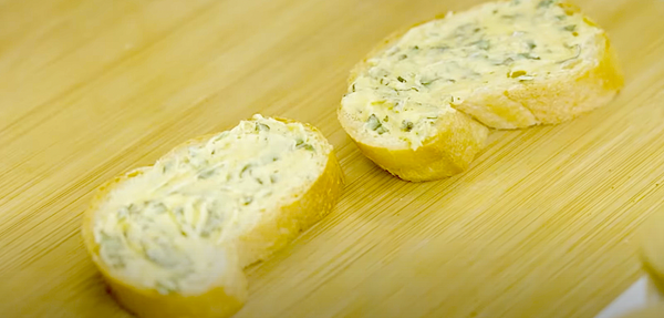 將製作好的香料奶油均勻抹上麵包片。