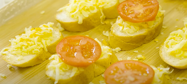 將麵包片均勻鋪上披薩起司，再放上一片牛番茄，並輕灑鹽巴及橄欖油、巴薩米克成年醋，最後置入一片羅勒葉或九層塔裝飾。